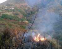 LIPARI – L’isola brucia: villa distrutta dalle fiamme, forestale intossicato