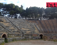 PATTI – Interventi di pulizia al teatro greco romano di Tindari, fino a lunedì scorso, in un deprecabile stato di abbandono