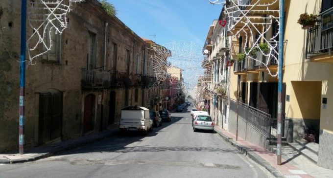 PATTI – Sistemazione delle luminarie. Oggettive difficoltà a camminare sul marciapiede