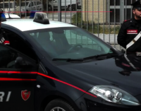 GUALTIERI SICAMINO’ – Rubano mezzo da parcheggio privato. Intercettati, il guidatore senza patente innesta retromarcia e colpisce carabiniere. 2 arresti