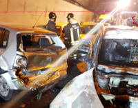 A20 – Grave incidente sull’A20 tra Milazzo e Rometta. Pullman perde olio e provoca tamponamento a catena. Un’auto in fiamme e un ferito grave