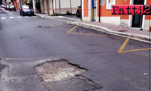 PATTI – Corso Matteotti. Un quadrato di “asfalto mancante” pericoloso per i veicoli a due ruote.