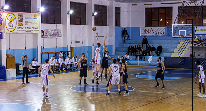 MESSINA – L’Amatori Basket  Messina sconfitta nel derby contro la capolista Castanea.