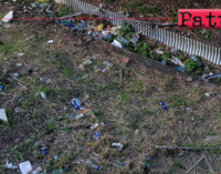 PATTI – Via Trieste. Tagliata l’erbaccia emerge una piccola discarica a cielo aperto