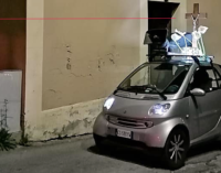 PATTI – Percorre tragitto  “varette” con crocifisso e addobbo floreale sul tettuccio della Smart. Grazie Silvestro