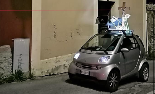 PATTI – Percorre tragitto  “varette” con crocifisso e addobbo floreale sul tettuccio della Smart. Grazie Silvestro