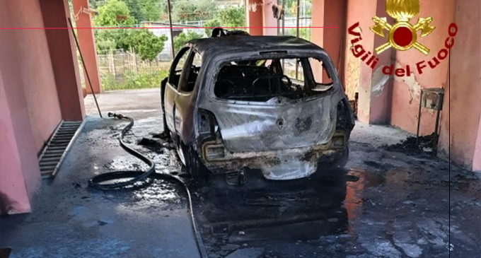 MAZZARRA’ SANT’ANDREA – Auto in fiamme. I primi rilievi rivelano la natura dolosa, intervento dei Vigili del Fuoco di Milazzo.