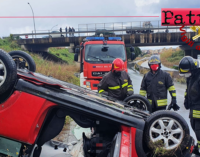 MILAZZO – Auto sbanda e si ribalta causa manto stradale viscido. Lievi ferite per il conducente