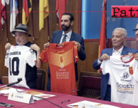 MESSINA – Presentazione ufficiale dell’Acr Messina. All’evento il testimonial del club giallorosso ed abbonato numero 1, l’attore Nino Frassica