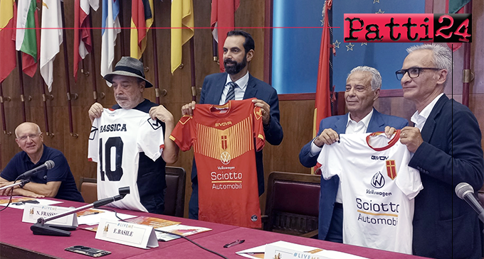 MESSINA – Presentazione ufficiale dell’Acr Messina. All’evento il testimonial del club giallorosso ed abbonato numero 1, l’attore Nino Frassica