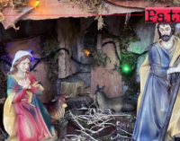 PATTI – Danneggiati il presepe e l’albero sistemati sotto i portici di Piazza Marconi.