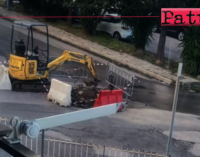 PATTI – Vetustà acclarata della rete idrica e incapacità a gestirne le conseguenze. In via Agliastri da due settimane consistente perdita di acqua.