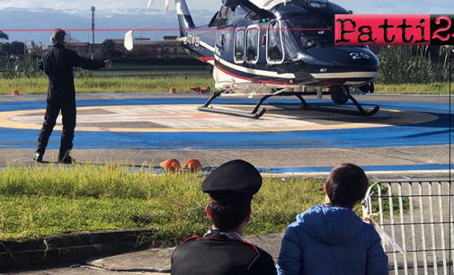 MILAZZO – I Carabinieri in visita ai piccoli degenti del reparto pediatrico dell’Ospedale “Fogliani”. I regali sono arrivati con l’elicottero dell’Arma.